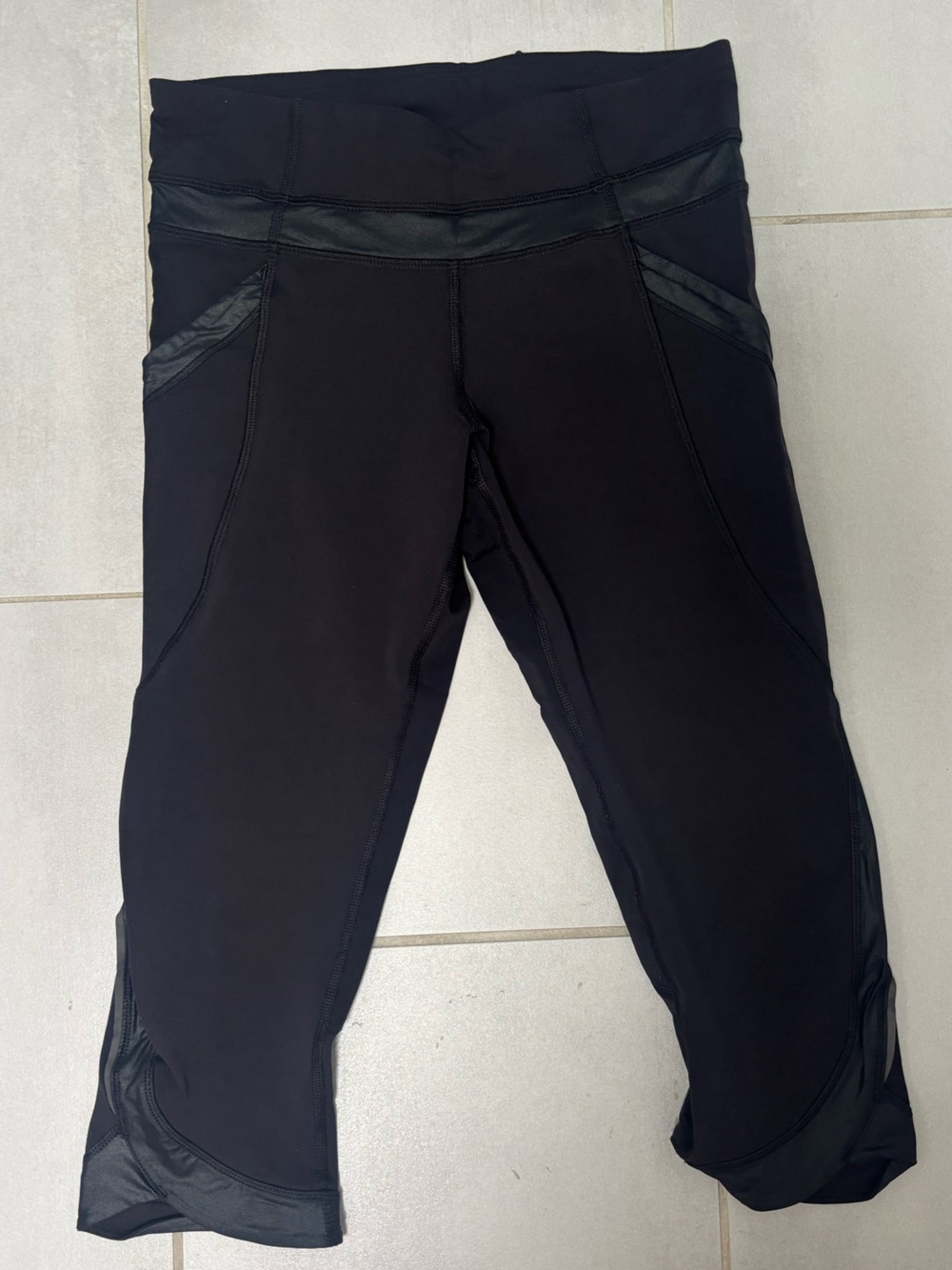 LULULEMON BLACK CAPRIS WITH POCKETS